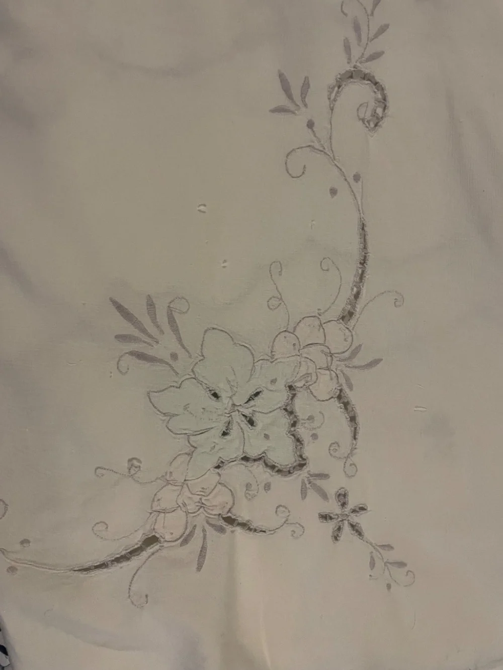 Beautiful embroidered table linen 60 x 90